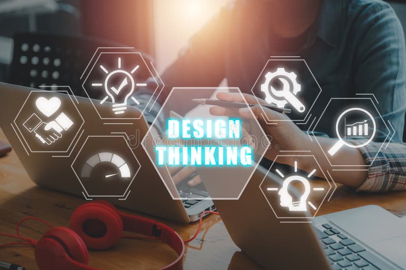Geschäftsteam arbeitet am Laptop-Computer mit Design-Thinking-Symbol auf virtuellem Bildschirm lizenzfreie stockfotos