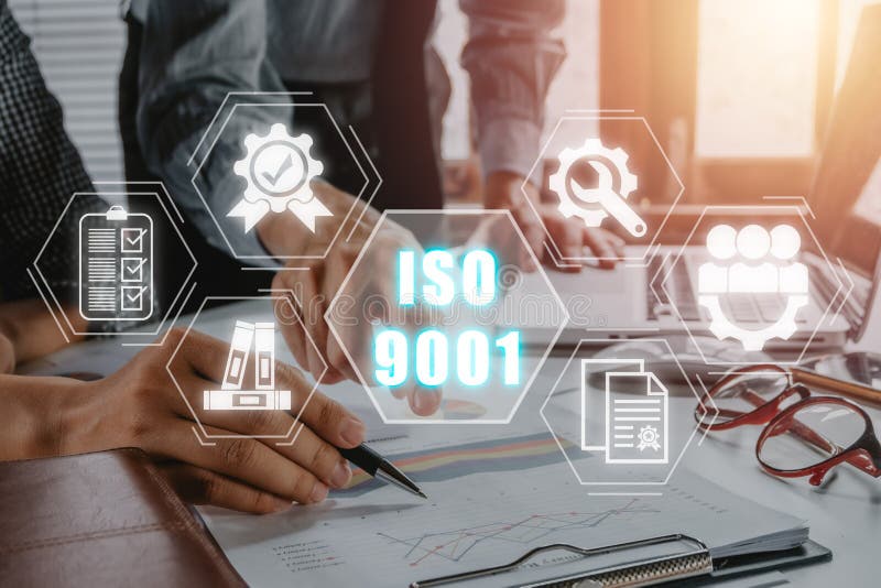 Geschäftsteam arbeitet mit Finanzdaten mit ISO 9001 Icon auf einem virtuellen Bildschirm Qualitätsmanagementsystem lizenzfreie stockfotografie