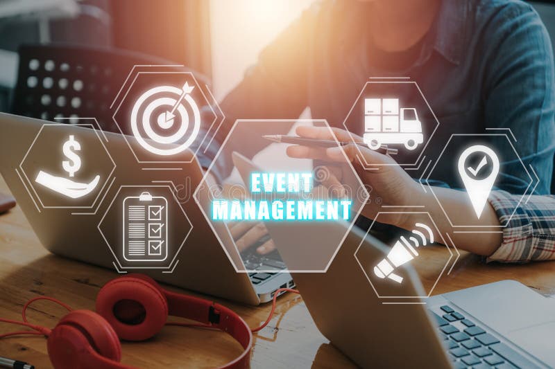 Geschäftsteam arbeitet am Notebook-Computer mit dem Ereignismanagement-Symbol auf virtuellem Bildschirm stockbild