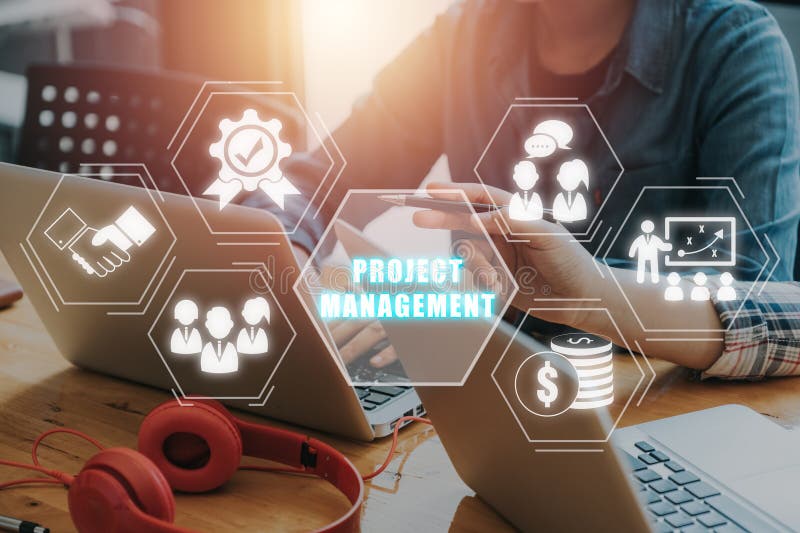 Geschäftsteam arbeitet am Notebook-Computer mit dem Symbol für Projektmanagement auf virtuellem Bildschirm lizenzfreie stockfotografie
