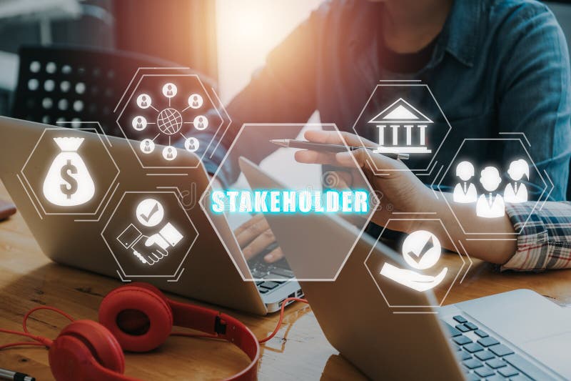 Geschäftsteam arbeitet am Notebook-Computer mit Stakeholder-Symbol auf virtuellem Bildschirm lizenzfreie stockfotografie