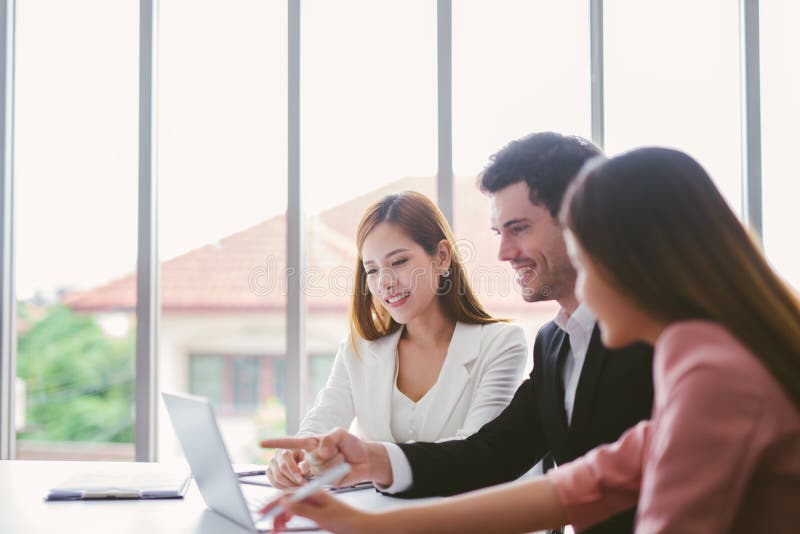 Geschäftsteam auf dem Treffen im Büroinnenbrainstorming, arbeitend an Laptop und Tablet-Computer stockfotografie Geschäftsteam auf dem Treffen im Büroinnenbrainstorming, arbeitend an Laptop und Tablet-Computer stockfotografie