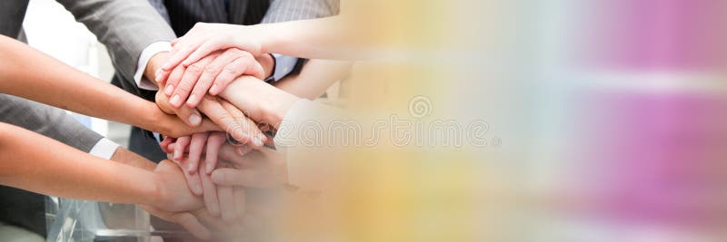 Geschäftsteam, das Hände und undeutlichen klebrigen Anmerkungsübergang zusammenfügt lizenzfreie stockfotos