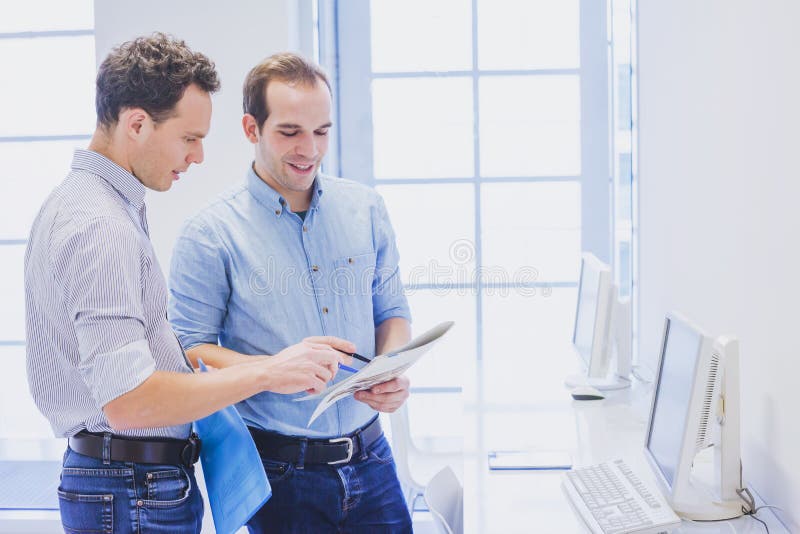 Geschäftsteam, das Marketingstrategie im Büro-, Teamwork- oder Zusammenarbeitskonzept bespricht stockfotos Geschäftsteam, das Marketingstrategie im Büro-, Teamwork- oder Zusammenarbeitskonzept bespricht stockfotos