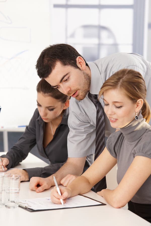 Geschäftsteam, das Training hat Geschäftsteam, das Training hat