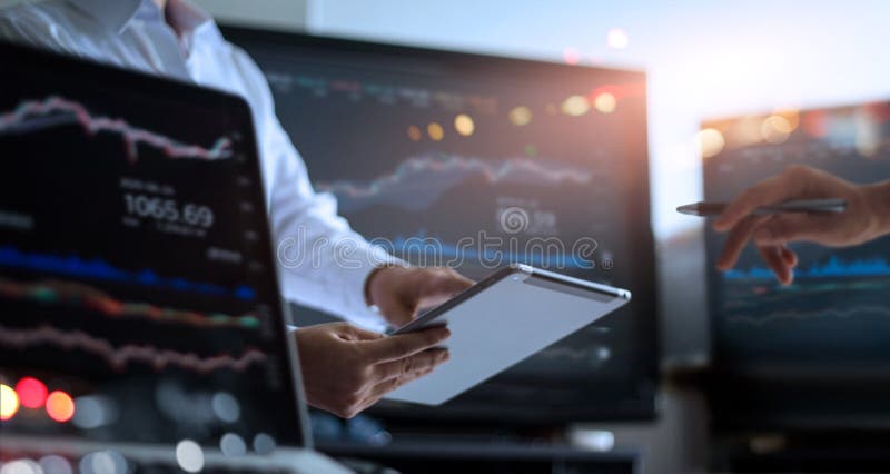 Geschäftsteam, das, unter Verwendung der Tablette für das Analysieren des Datenbestandmarktes zusammenarbeitet, wenn Raum mit Tea stockbilder