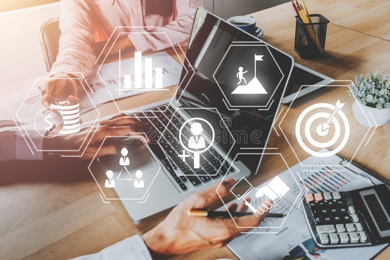 Geschäftsteam diskutiert Daten mit Dokumentendaten mit dem Symbol für das Qualitätsmanagement des Bildschirms auf der Arbeitstisch lizenzfreies stockbild
