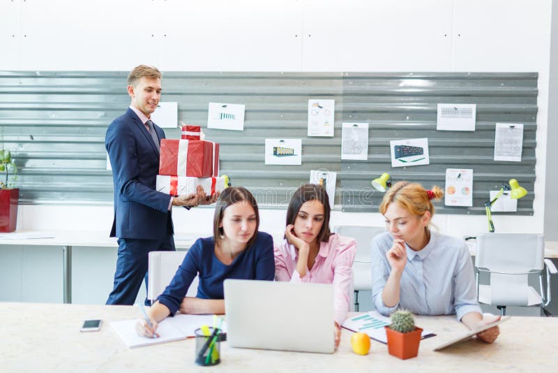 Geschäftsteam in einem modernen hellen Büroinnenraum bei der Arbeit über einen Laptop lizenzfreie stockbilder Geschäftsteam in einem modernen hellen Büroinnenraum bei der Arbeit über einen Laptop lizenzfreie stockbilder