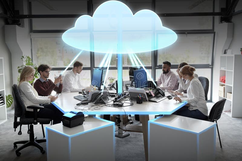 Geschäftsteam mit Datenverarbeitungshologramm der Wolke lizenzfreie stockbilder