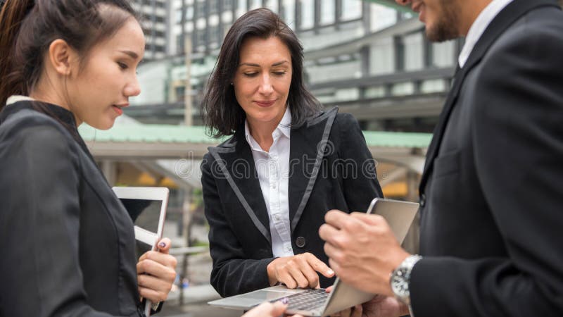 Geschäftsteam Projektplan in der Stadt besprechen lizenzfreies stockbild Geschäftsteam Projektplan in der Stadt besprechen lizenzfreies stockbild