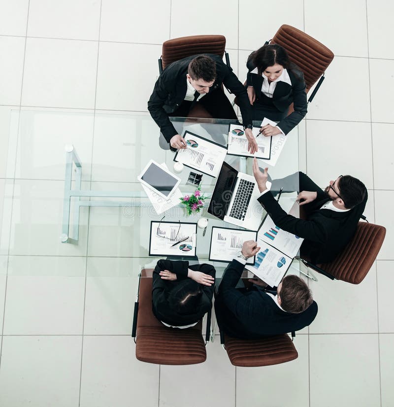 Geschäftsteam und verlässliche Geschäftspartner setzen sich mehr als nur durch stockfotografie