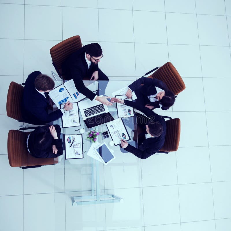 Geschäftsteam und verlässliche Geschäftspartner ziehen sich nach der Debatte über die stockfoto