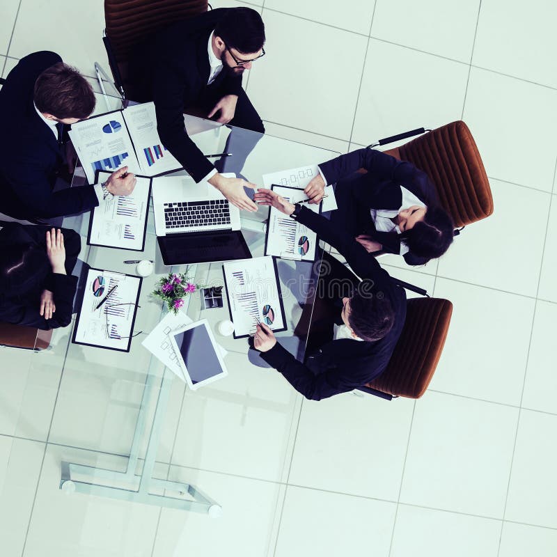 Geschäftsteam und zuverlässige Geschäftspartner ziehen sich nach der Debatte über die stockfotografie