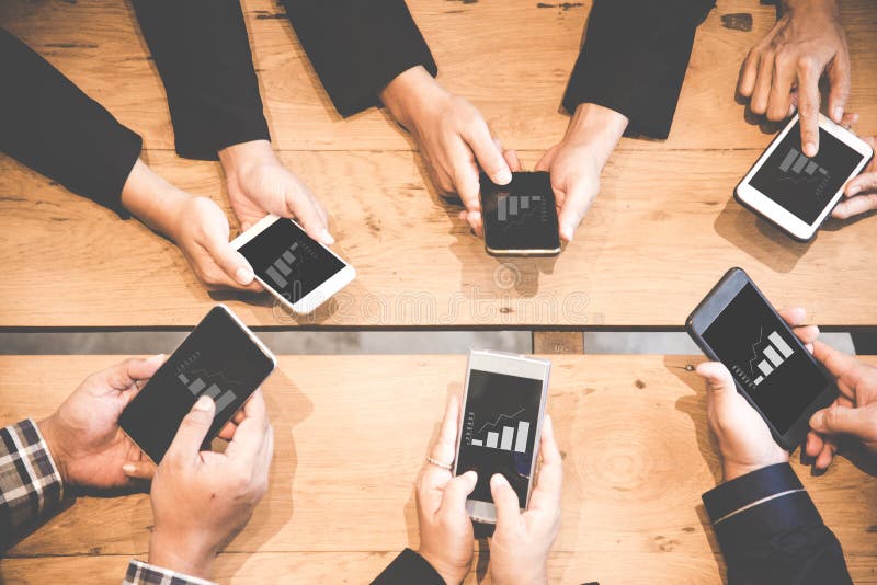 Geschäftsteam unter Verwendung des Tablet-Computers, zum mit Finanzdaten zu arbeiten Partner, die Diagramm des Berichtswachstums stockbild Geschäftsteam unter Verwendung des Tablet-Computers, zum mit Finanzdaten zu arbeiten Partner, die Diagramm des Berichtswachstums stockbild