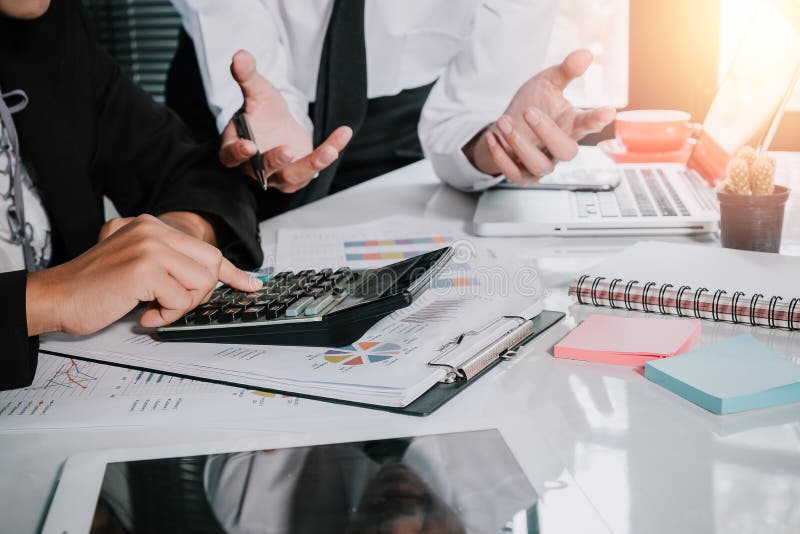 Geschäftsteam unter Verwendung des Taschenrechners und Laptop-Computers, zum mit Finanzdaten zu arbeiten Abschluss oben lizenzfreie stockbilder