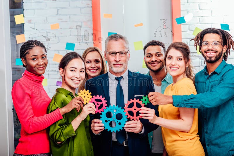 Geschäftsteam verbindet Zahnräder wie Teamwork und Partner lizenzfreie stockfotos