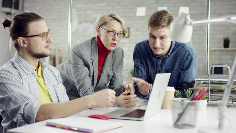 Geschäftsteam von den jungen disziplinierten Leuten, die zusammenarbeiten, millennials Gruppe spricht genießen, Spaß im gemütlich