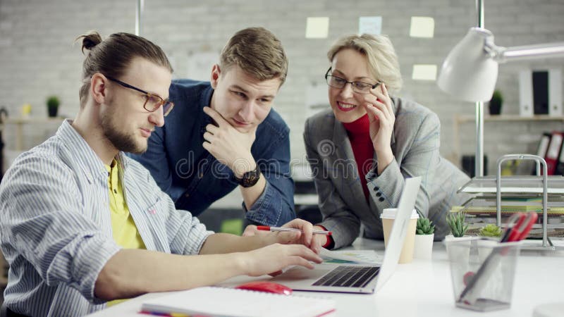 Geschäftsteam von den jungen Leuten, die zusammenarbeiten, millennials Gruppe spricht genießen, Spaß im gemütlichen Büro habend