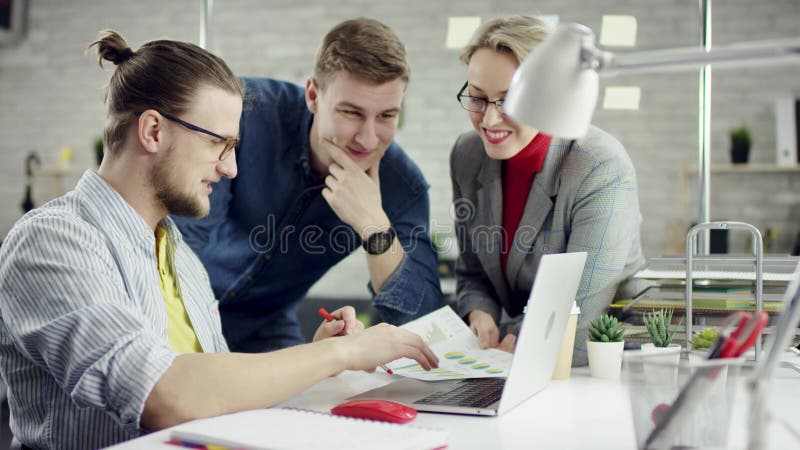 Geschäftsteam von den jungen Leuten, die zusammenarbeiten, millennials Gruppe spricht genießen, Spaß im gemütlichen Büro habend