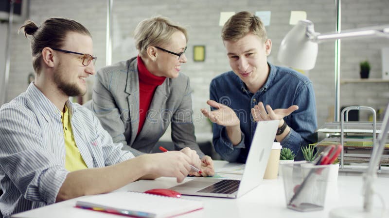 Geschäftsteam von den jungen Leuten, die zusammenarbeiten, millennials Gruppe spricht genießen, Spaß im gemütlichen Büro habend