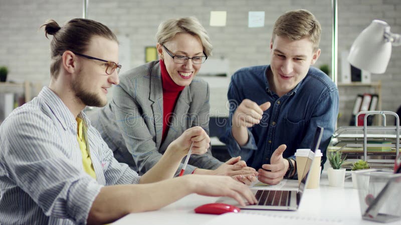 Geschäftsteam von den jungen Leuten, die zusammenarbeiten, millennials Gruppe spricht genießen, Spaß im gemütlichen Büro habend