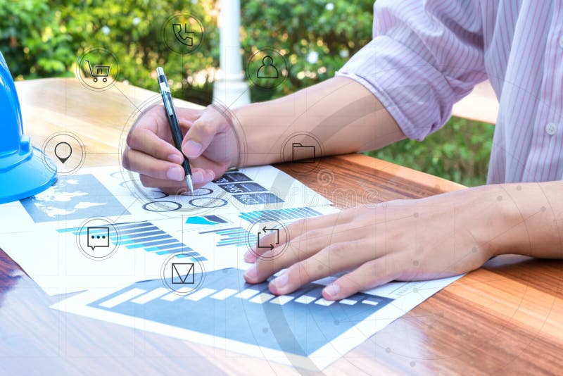 Geschäftstechnologiekonzept, Geschäftsleute, die das Diagramm besprechen stockbild Geschäftstechnologiekonzept, Geschäftsleute, die das Diagramm besprechen stockbild