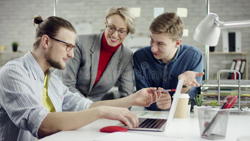 Geschäftstraumteam von den jungen Leuten, die zusammenarbeiten, millennials Gruppe spricht genießen, Spaß im gemütlichen Büro hab