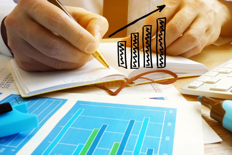 Geschäftswachsen Geschäftsmann analysieren Finanzergebnisse stockfoto Geschäftswachsen Geschäftsmann analysieren Finanzergebnisse stockfoto