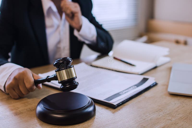 Gesetzes- und Rechtsdienstleistungenkonzept, Geschäftsrechtsanwalthandholding-Hammergericht, Richter das unterzeichnen auf Vertra stockbilder Gesetzes- und Rechtsdienstleistungenkonzept, Geschäftsrechtsanwalthandholding-Hammergericht, Richter das unterzeichnen auf Vertra stockbilder