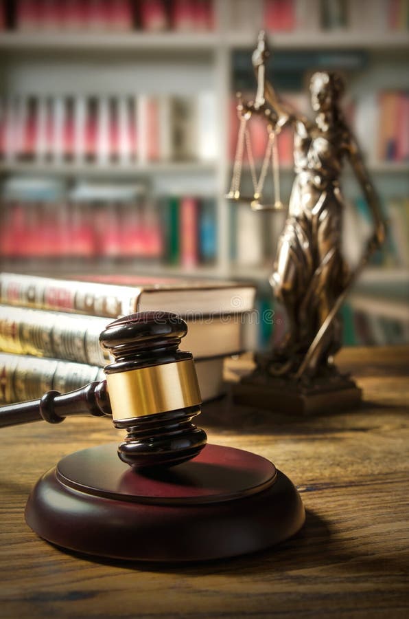 Gesetzeskonzept mit Hammer und Themis im Hintergrund stockbilder Gesetzeskonzept mit Hammer und Themis im Hintergrund stockbilder