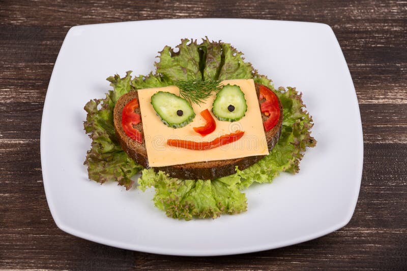 Gesicht Auf Dem Brot, Gemacht Vom Käse, Vom Kopfsalat, Von Der Tomate ...