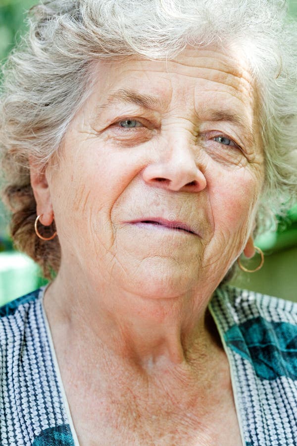 Gesicht der reizend älteren alten Frau