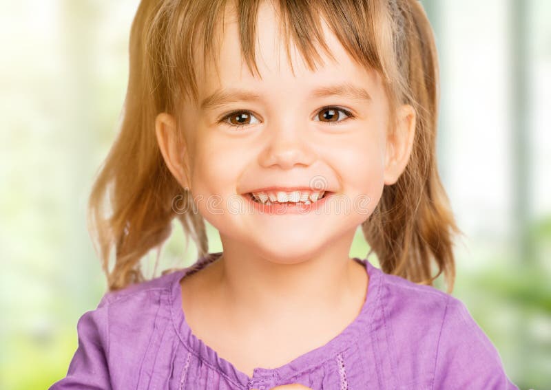 Gesicht des glücklichen Kindes des kleinen Mädchens