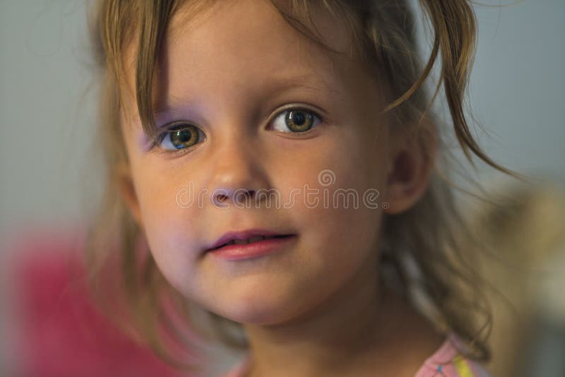 Gesicht des kleinen Mädchens der Schönheit stockfotos Gesicht des kleinen Mädchens der Schönheit stockfotos