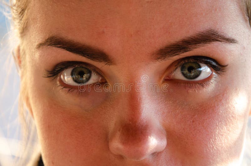 Gesicht, die Augen des Mädchens nahe, Nahaufnahme auf einem sonnigen Frühling lizenzfreies stockbild Gesicht, die Augen des Mädchens nahe, Nahaufnahme auf einem sonnigen Frühling lizenzfreies stockbild