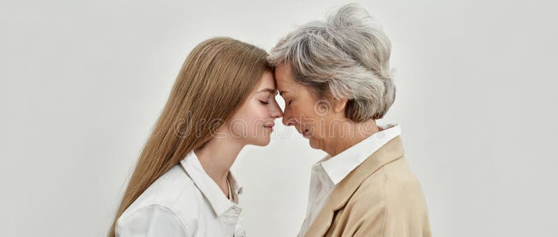 Gesicht von kaukasischem Mädchen und Seniorin stockfotografie