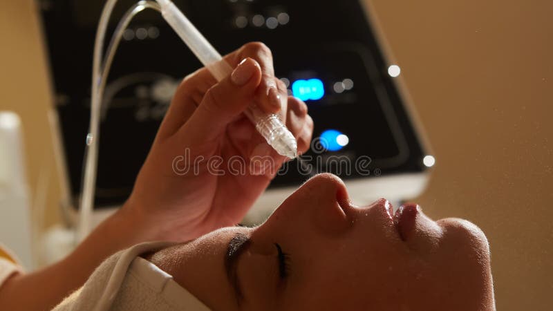Gesichts-Schönheits-Behandlung Nahaufnahme der Schönheit Gesichtsgas-flüssigkeitssauerstoff-Wasser epidermiale Schale unter Verwe stockbild Gesichts-Schönheits-Behandlung Nahaufnahme der Schönheit Gesichtsgas-flüssigkeitssauerstoff-Wasser epidermiale Schale unter Verwe stockbild