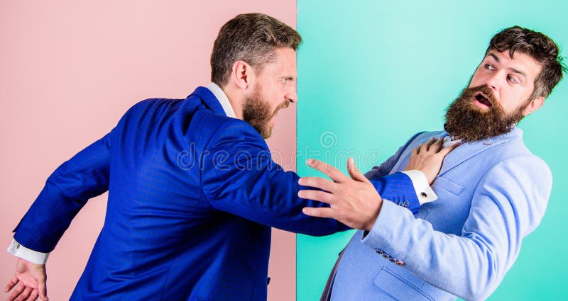 Gesichtskonfliktsituation der Teilhaber-Konkurrenten-Bürokollegen angespannte Geschäftswettbewerb und -konfrontation lizenzfreie stockfotos Gesichtskonfliktsituation der Teilhaber-Konkurrenten-Bürokollegen angespannte Geschäftswettbewerb und -konfrontation lizenzfreie stockfotos