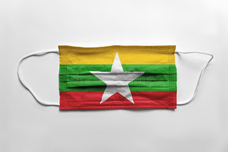Gesichtsmaske mit Myanmar-Flagge gedruckt, auf dem weißen Hintergrund, isoliert
