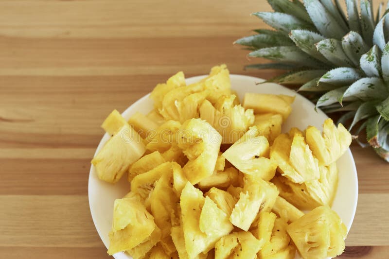 Gesneden Ananas Witte Plaat stock foto