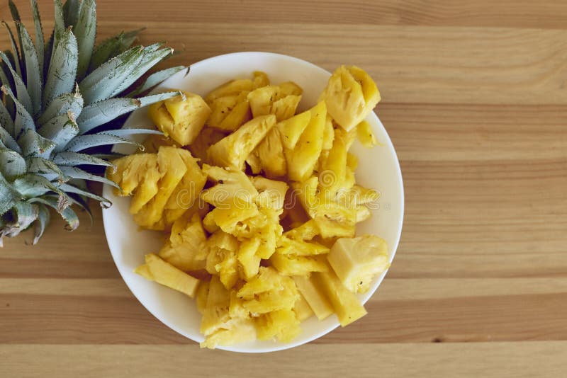 Gesneden Ananas Witte Plaat op Houten royalty-vrije stock afbeelding