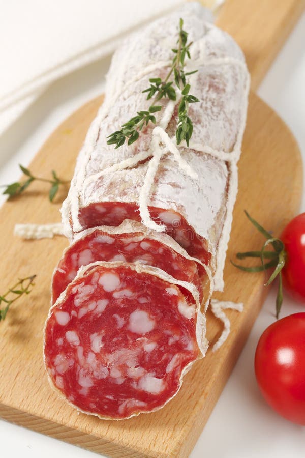 Gesneden Franse salami stock foto. Image of schot, besnoeiing 63926246