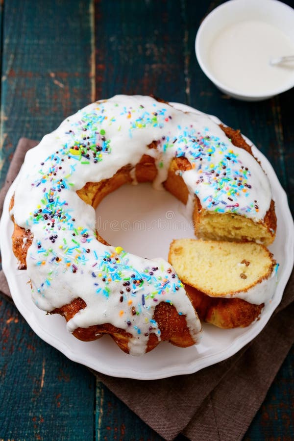 Gesneden Verglaasde Pasen-cake stock foto