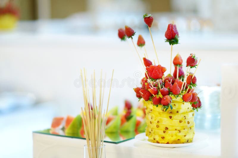 Gesneden verse ananas en aardbeien op stokken royalty-vrije stock afbeeldingen Gesneden verse ananas en aardbeien op stokken royalty-vrije stock afbeeldingen