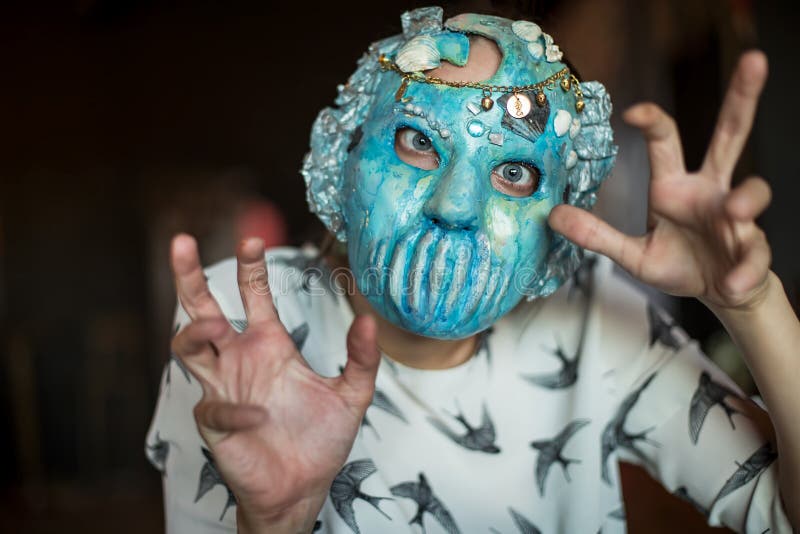 Gespenstische Dame mit der Maske, die Magie mit ihren Fingern macht lizenzfreie stockfotografie Gespenstische Dame mit der Maske, die Magie mit ihren Fingern macht lizenzfreie stockfotografie