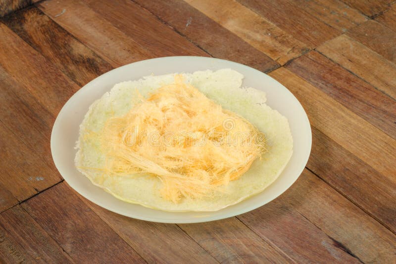 Gesponnen suiker of Roti Saimai op houten achtergrond, Thais dessert royalty-vrije stock foto Gesponnen suiker of Roti Saimai op houten achtergrond, Thais dessert royalty-vrije stock foto