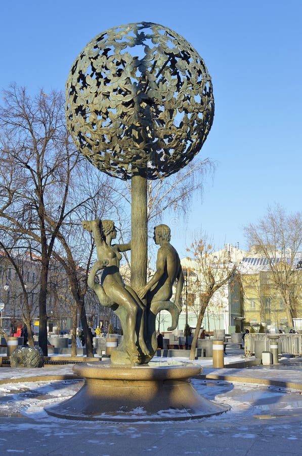Gestalten Sie biblische Zahlen von Adam und von Eve, Brunnen stockfoto Gestalten Sie biblische Zahlen von Adam und von Eve, Brunnen stockfoto