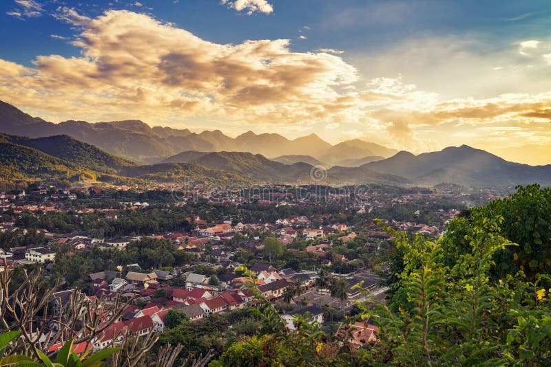 Gestalten Sie für Standpunkt bei Sonnenuntergang in Luang Prabang, Laos landschaftlich lizenzfreies stockbild Gestalten Sie für Standpunkt bei Sonnenuntergang in Luang Prabang, Laos landschaftlich lizenzfreies stockbild