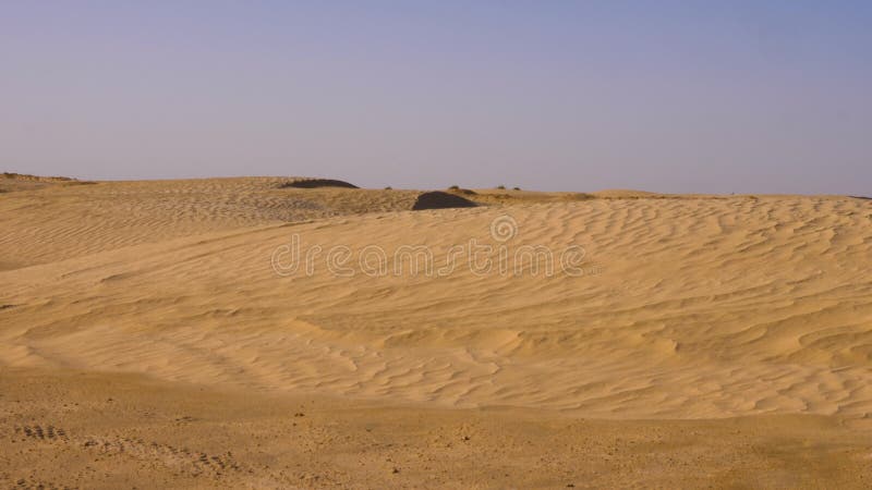 Gestalten Sie Kräuselung auf sandiger Düne und den Leuten landschaftlich, die auf quadrocycle in Sahara-Wüste fahren