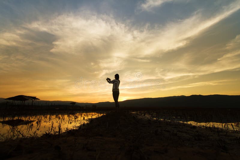 Gestalten Sie Naturszene von den Frauen landschaftlich, die das Foto auf drastischen Himmel schießen stockfoto Gestalten Sie Naturszene von den Frauen landschaftlich, die das Foto auf drastischen Himmel schießen stockfoto